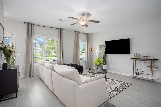 Foto del edificio - 1961 James Red Moore Blvd