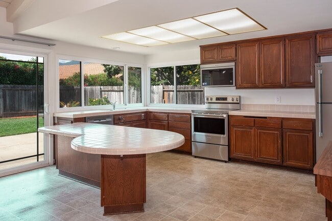 Building Photo - Spacious 4bd/2bth Home Available Now!