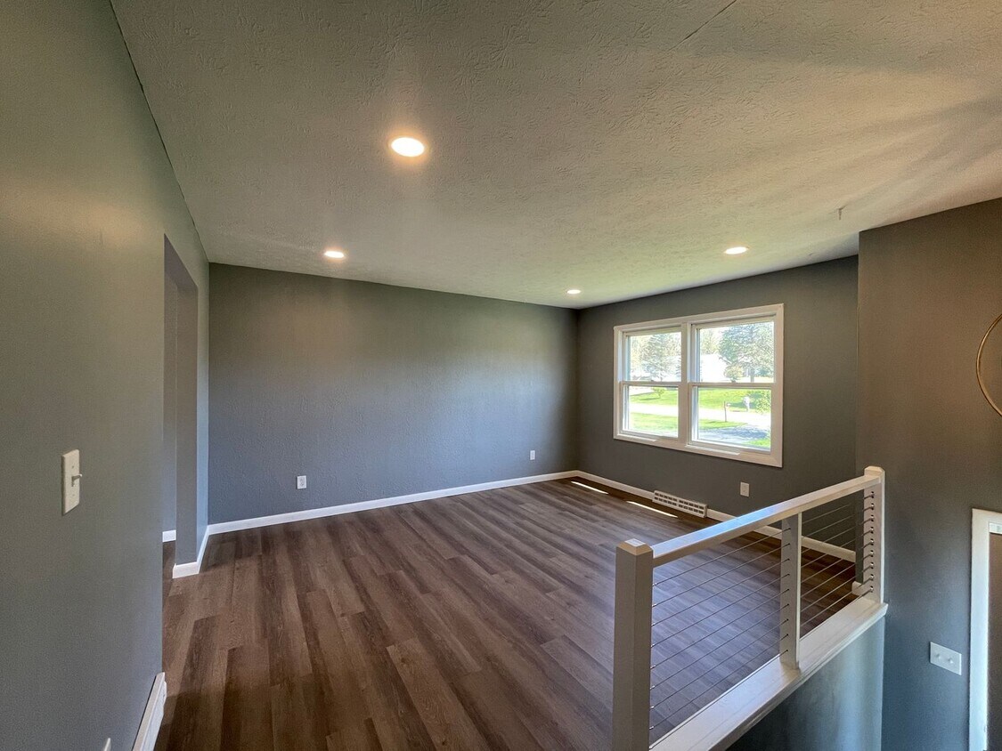 Foto principal - Newly renovated 4 bedroom home outside of ...