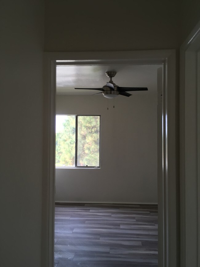 Dormitorio 3 - 11702 Crenshaw Blvd