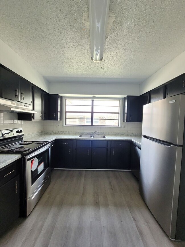 Building Photo - Come see this 2 bedroom 1 bathroom fully r...