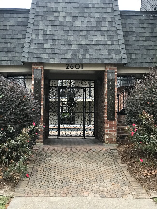 Front Gate - 2601 Metairie Lawn Dr