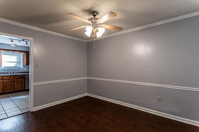 Building Photo - 2214 Oak Hollow Ln