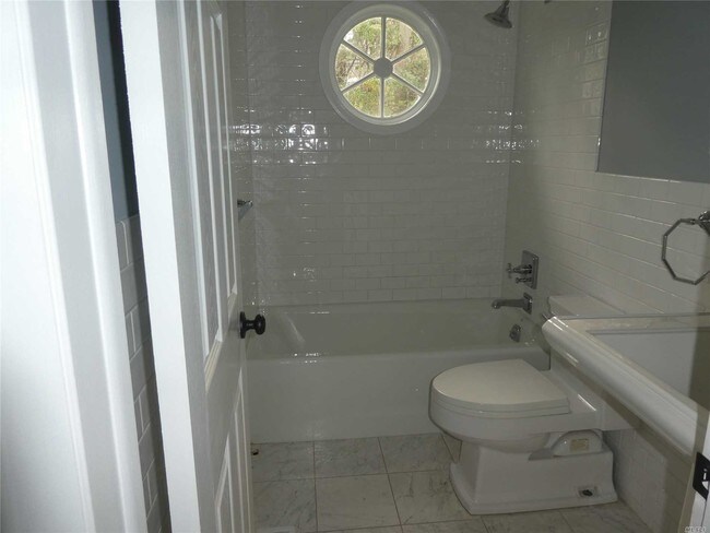 Building Photo - 388 Oyster Bay Road