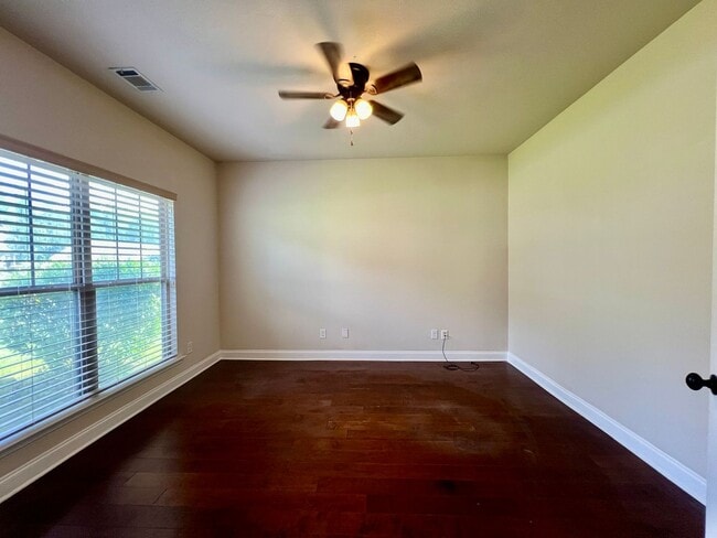 Foto del edificio - 5 bedroom 3 1/2 bathroom home