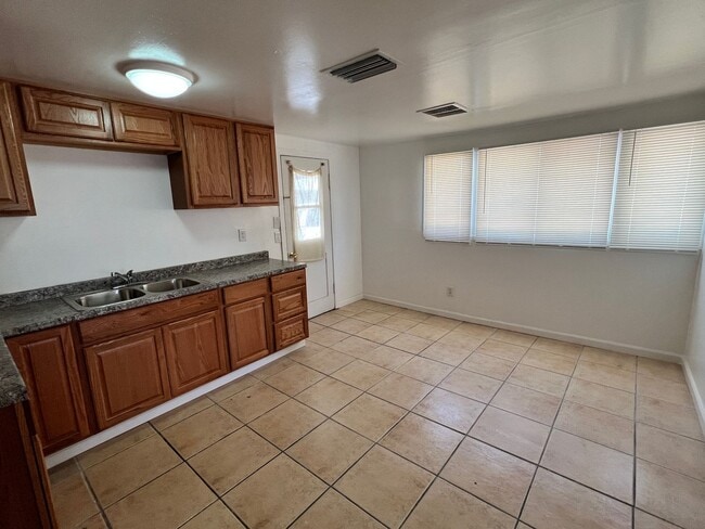 Building Photo - 3 Bedroom 1 Bath duplex with updated kitchen
