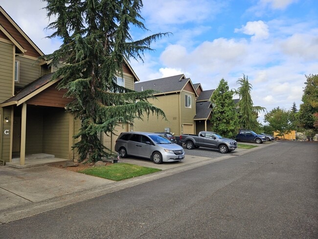 Vista de casas adosadas adicionales en la propiedad - 528 Fenton Ave