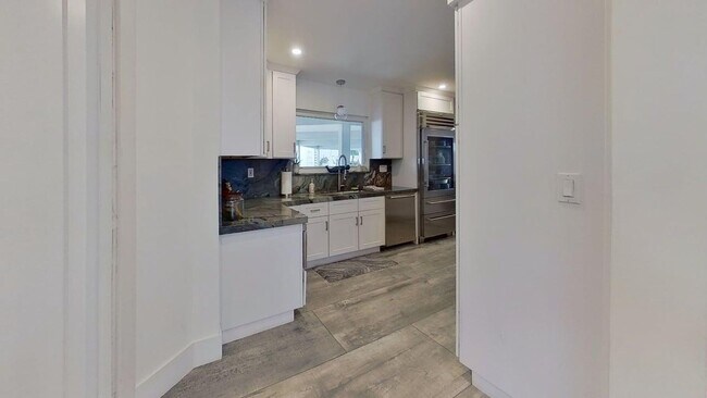 Building Photo - Waterfront Lido Island with Pool