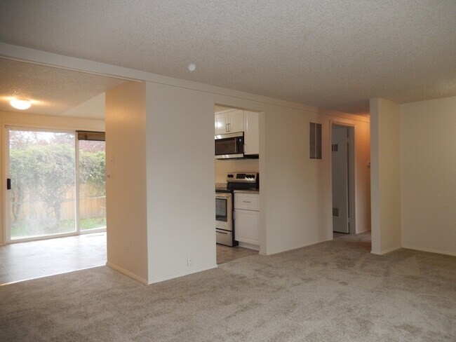 Foto del edificio - Enjoy life in this charming 2 Bedroom Ramb...