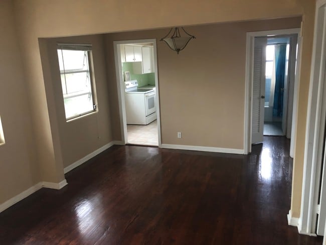 Living Room - 108 S Lakeside Dr