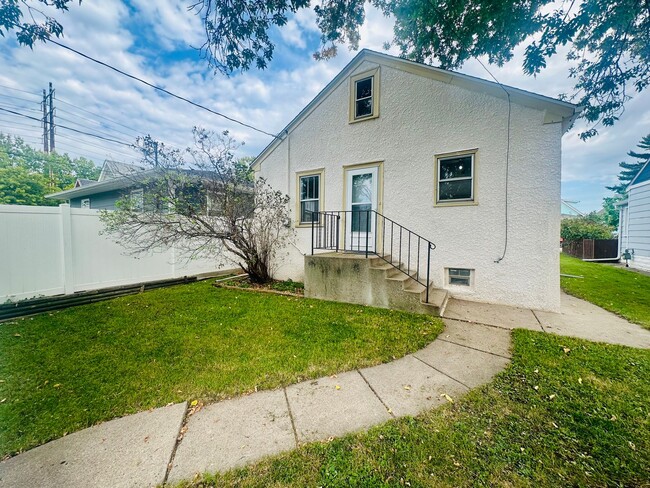 Foto del edificio - Stylish 3-Bedroom Home in Northeast Minnea...