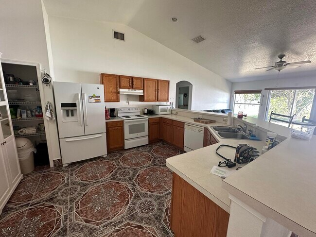 Building Photo - 1361 SW Gastador Ave
