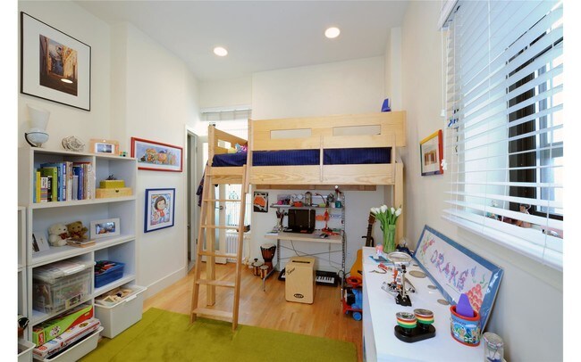 Building Photo - 105 W 77th St