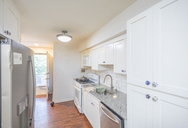 Building Photo - Charming 3 BR/2 BA Condo in Bethesda!