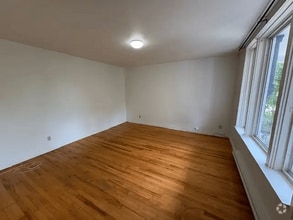 Building Photo - 298 Douglas Av