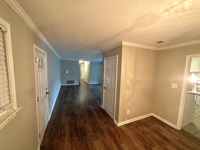 Foto del edificio - Charming Condo in Prime Sandy Springs Loca...