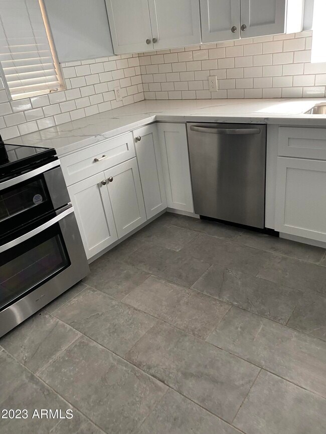 Foto del edificio - 345 W Windsor Ave