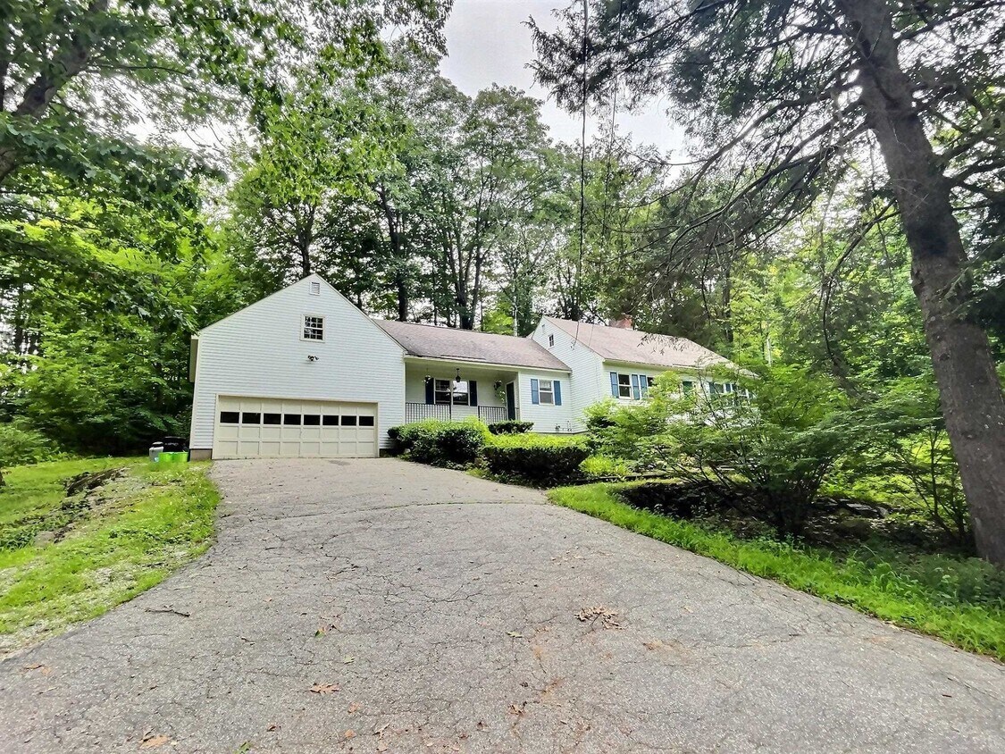 Foto principal - 16 E Hill Rd