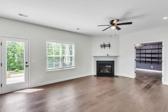 Foto del edificio - Charming 4-Bed Retreat with Fireplace – Spacious 2631 Sq Ft in Easley, SC, Zoned for Wren Schools