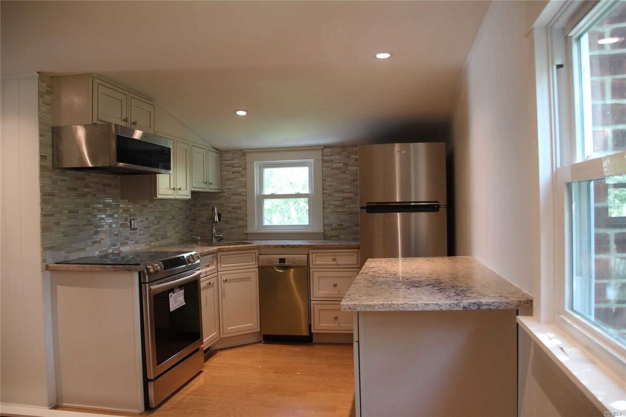Primary Photo - 33 Crooked Hill Rd