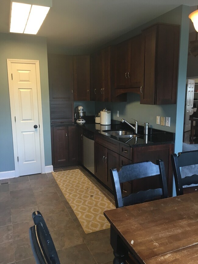 Foto del edificio - 3 bedroom/2 bath in Falcon Creek Subdivision