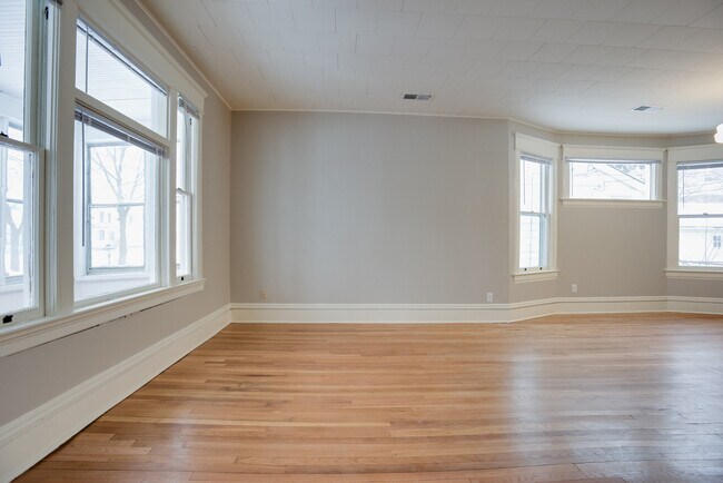 Foto del edificio - 4BD 2BA House. Refurbished, large house, great location available JUNE 1ST.