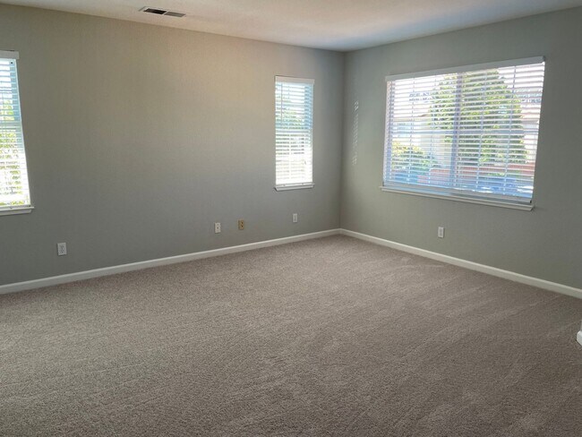 Foto del edificio - Bright 4 Bedroom 2.5 Bath Single Family Ho...
