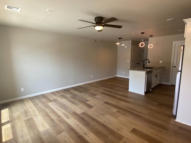 Foto del edificio - 207 E 3rd St