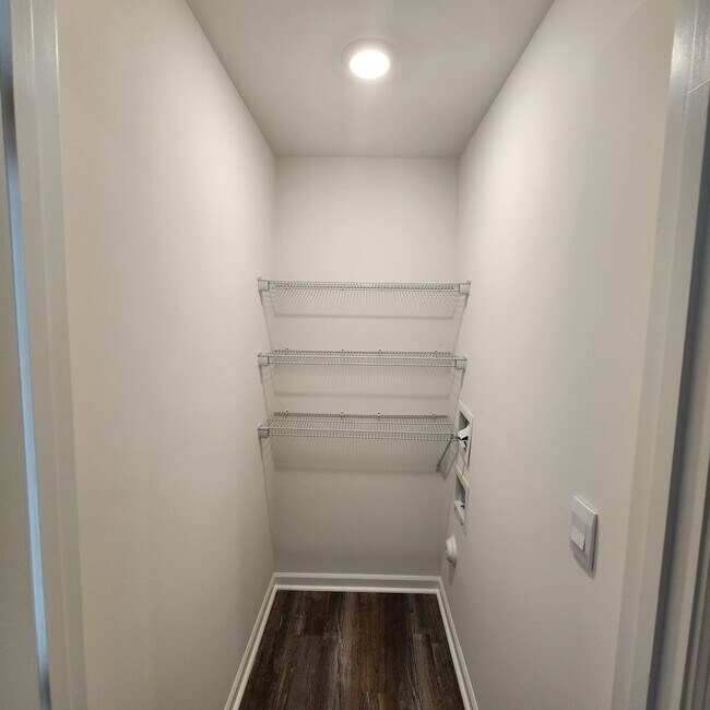 Building Photo - New townhome for rent North Raleigh