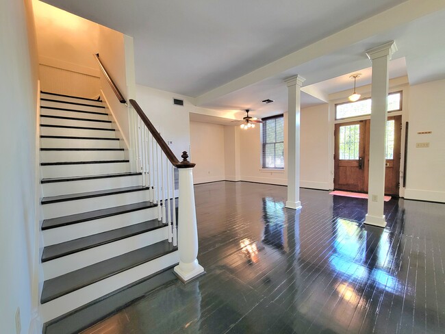 Staircase, entry hall - 1031 Burdette St