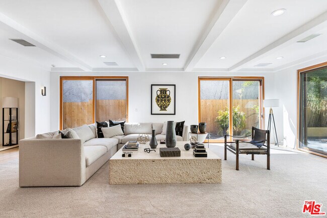 Building Photo - 702 N Rodeo Dr