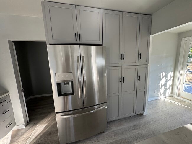 Building Photo - 492 Flower St