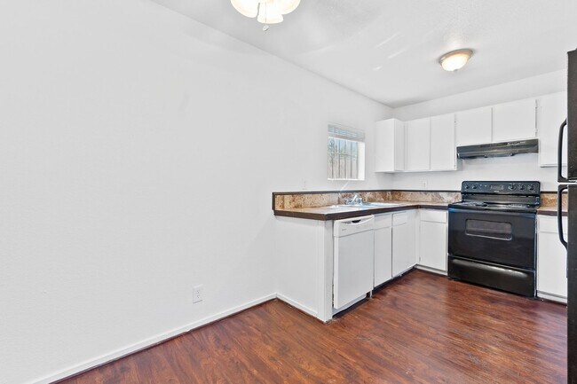 Building Photo - 2-Bedroom 1st-Floor Apartment – Move In Today!