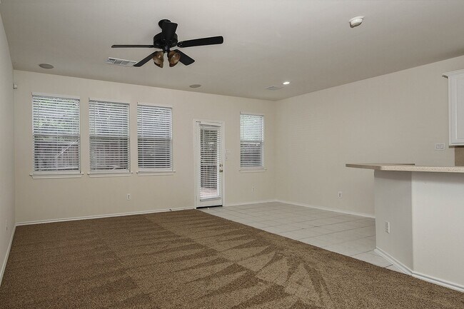 Foto del edificio - 102 Blue Creek Pl