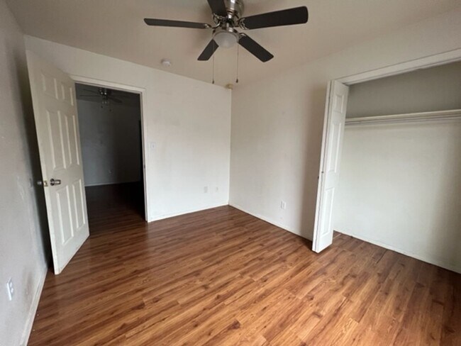 Building Photo - 333 Meander St