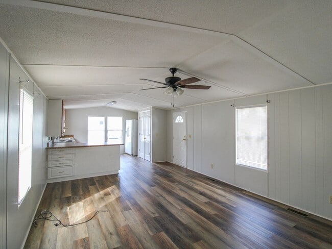 Building Photo - Great Location in Muscle Shoals!