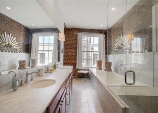 Foto del edificio - 215 N Peters St