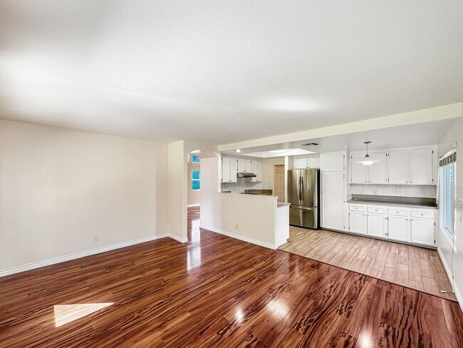 Foto del edificio - Bright & Spacious 4B/3BA Scripps Ranch Home - New AC, Hardwood Floors, Backyard!