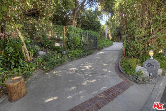 Building Photo - 2761 Hutton Dr