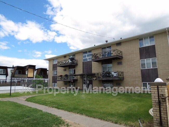 Building Photo - 1401-142B 2b St S