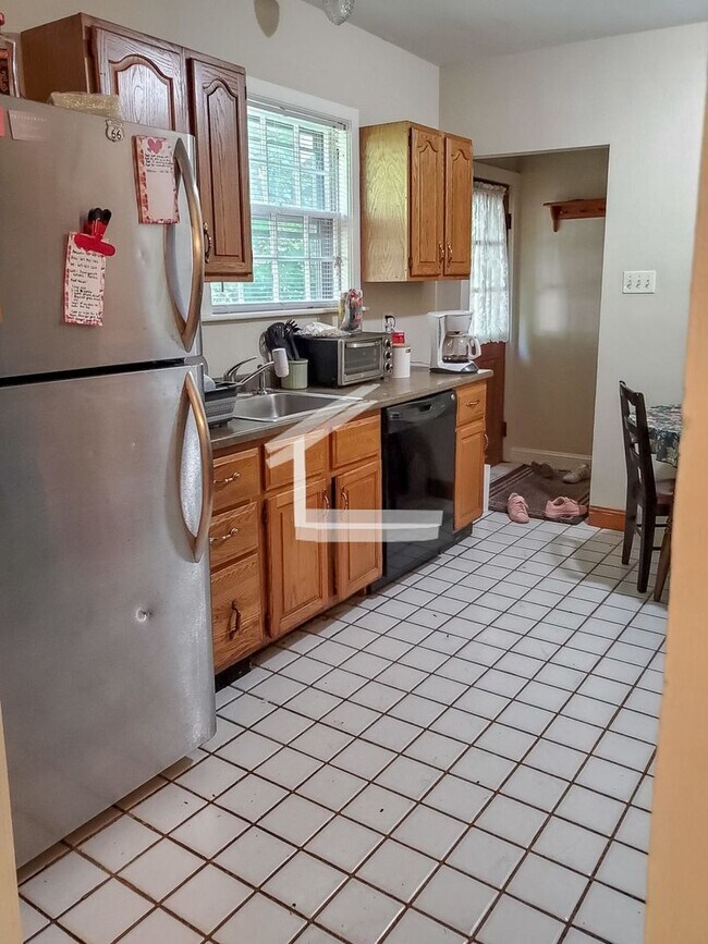 Building Photo - Nicely renovated 3 bed single family house...
