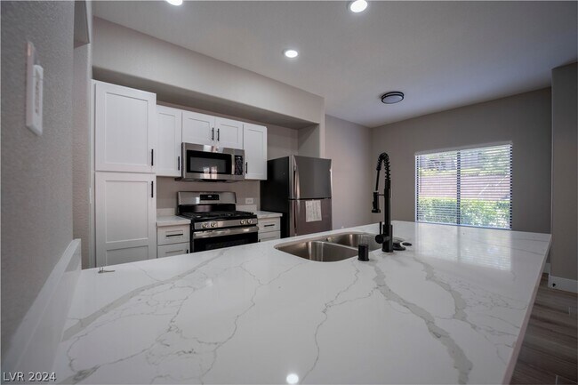 Foto del edificio - 8250 N Grand Canyon Dr