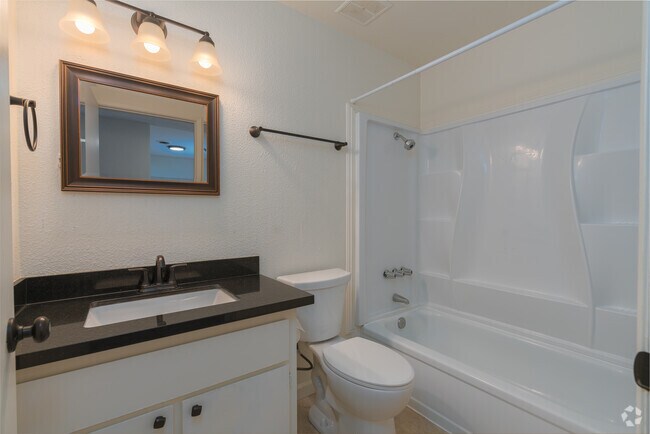 1 habitación, 1 baño - 536 pies cuadrados - Baño - The Coho