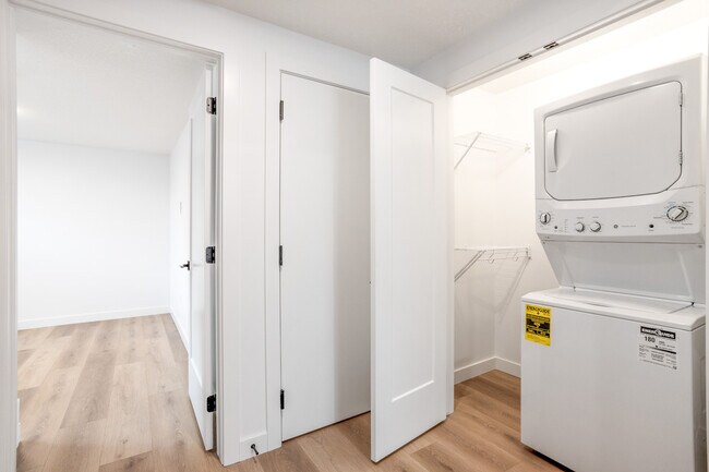 Photo du bâtiment - 6512-6593 93 St NW