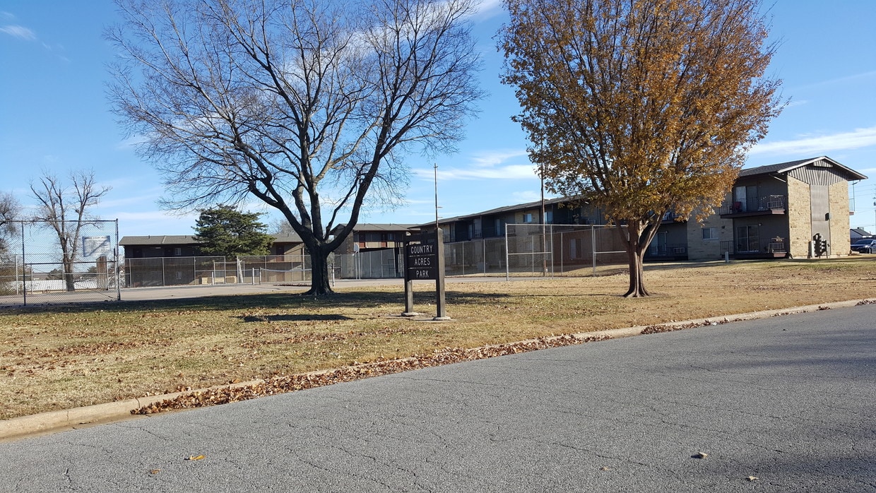 Primary Photo - 734 N Country Acres Ave