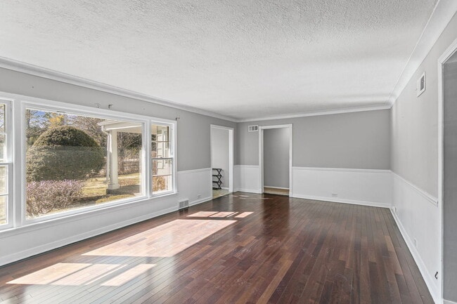 Building Photo - 836 W Everett Rd