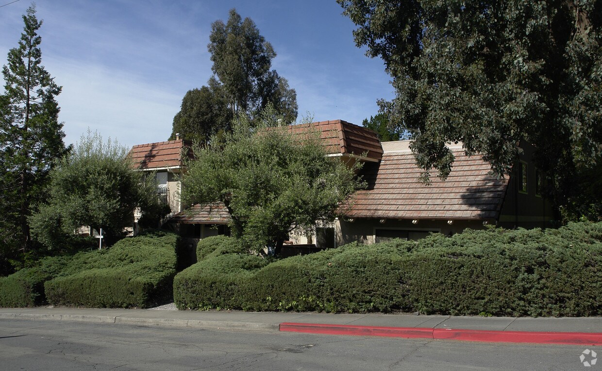 Building Photo - 2032 Ascot Dr