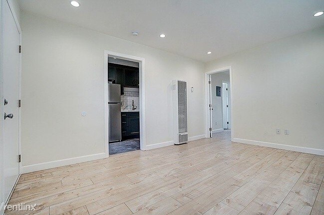 Building Photo - 2 br, 1 bath Apartment - 1749 Cedar Avenue 6