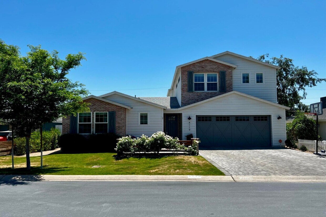 Primary Photo - 4119 E Sells Dr