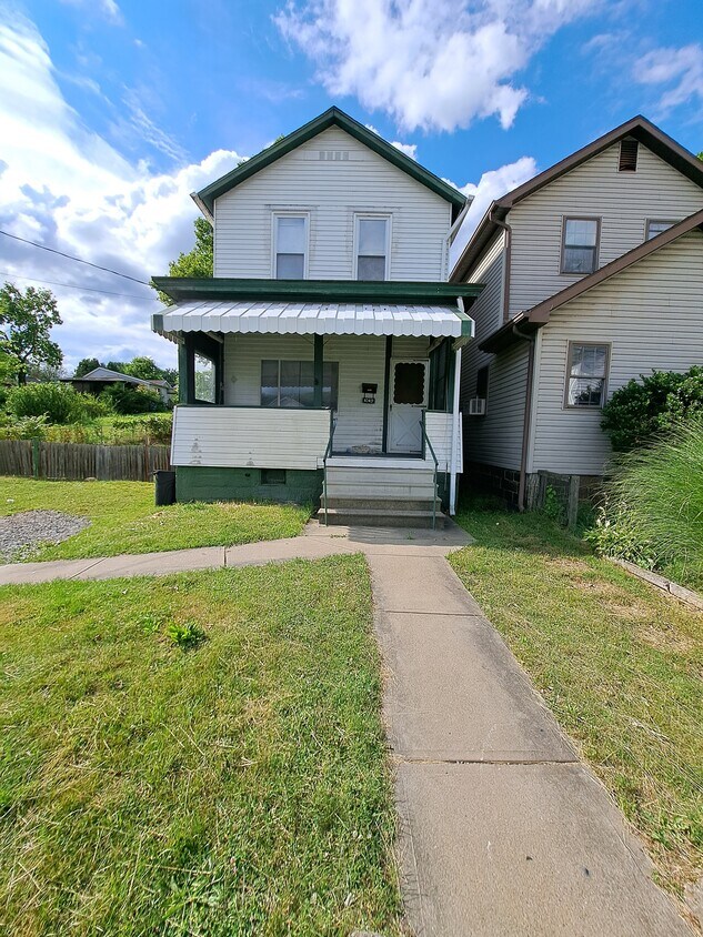 Primary Photo - 1049 Nelson Ave
